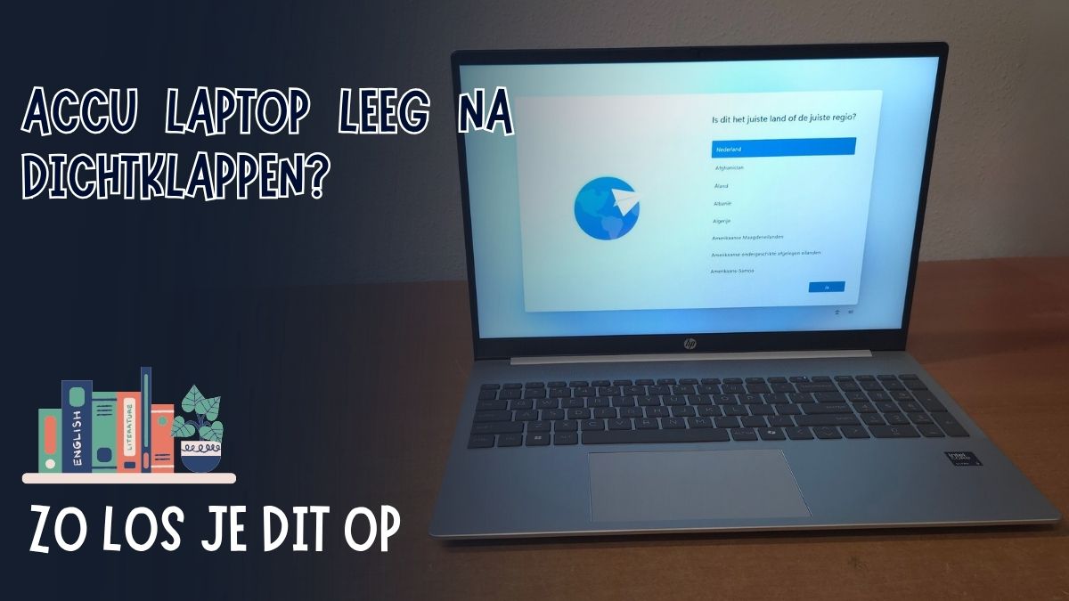 Laptop met Windows-installatiescherm open op een bureau: accu leeg na dichtklappen, zo los je dit op